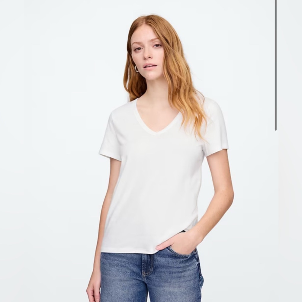 GAP Women's Classic White V-Neck Tee